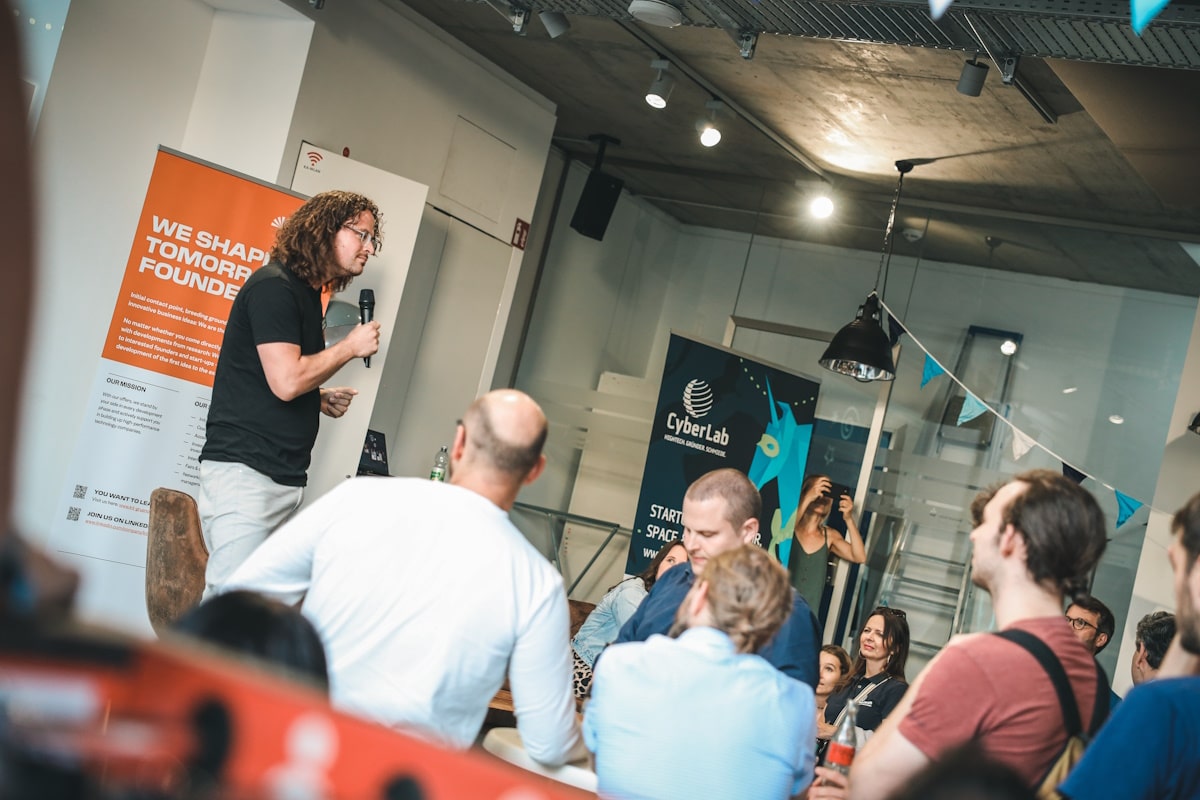 Publikum bei der Veranstaltung 114. Gründergrillen meets 10 Jahre Cyberlab. Event der KIT-Gründerschmiede in Karlsruhe für Networking